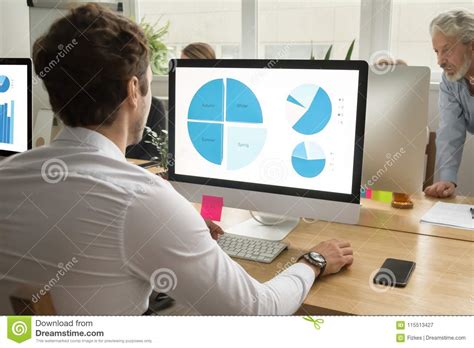 男子在电脑屏幕上分析数据