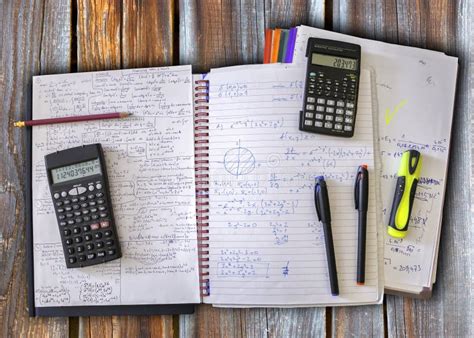 书桌上的学习材料