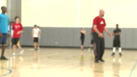 老师指导音乐课