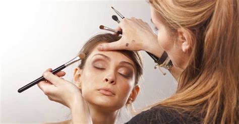 选择化妆培训学校的五大要点：为您的美丽事业打下坚实基础