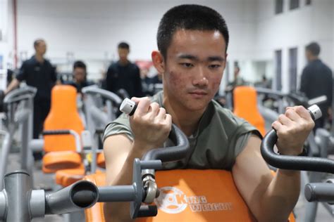 纹绣学员专注操作现场