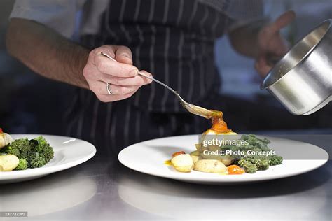 厨师准备高级菜肴