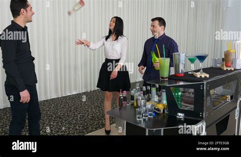 经验丰富的调酒师教学