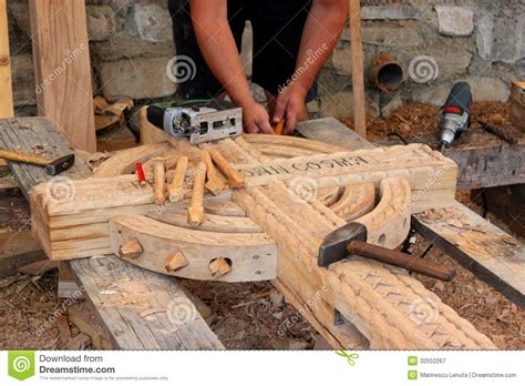 工艺品雕刻工：传统技艺与现代创意的结合