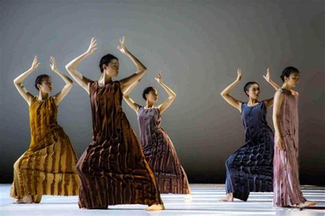 揭秘舞蹈世界：穿的最少的舞蹈风格及其文化意义