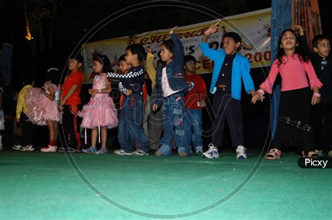 学生在舞台上表演