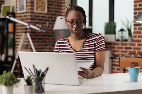 学生观看教育视频