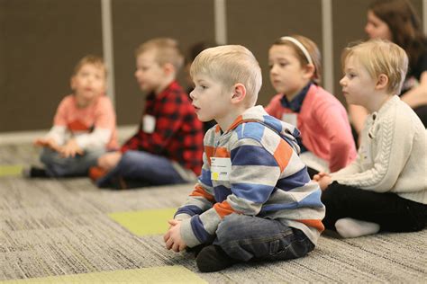 孩子们玩注意力游戏