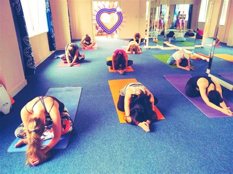 如何撰写吸引力十足的瑜伽报名文案：技巧与示例