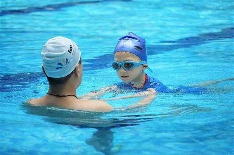 如何选择的一对一游泳培训：家长和学员指南