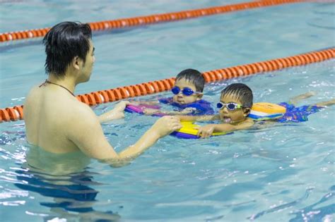选择游泳学校的五大标准：确保您的孩子安全高效学游泳