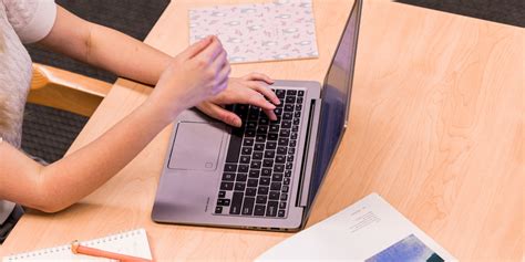 学生研究地球仪