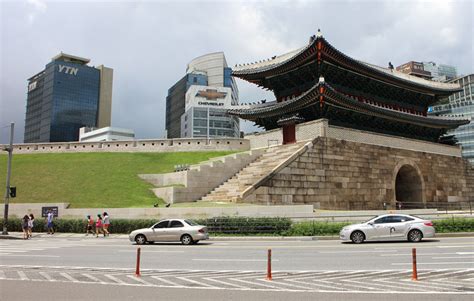 高考后留学韩国全攻略：机遇、挑战与准备指南